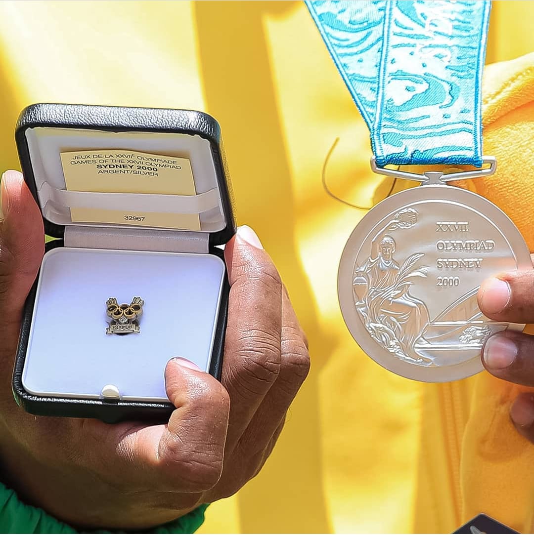 O Comitê Olímpico Internacional encaminhou a honraria, assim como um novo pin e um diploma de medalhista olímpico