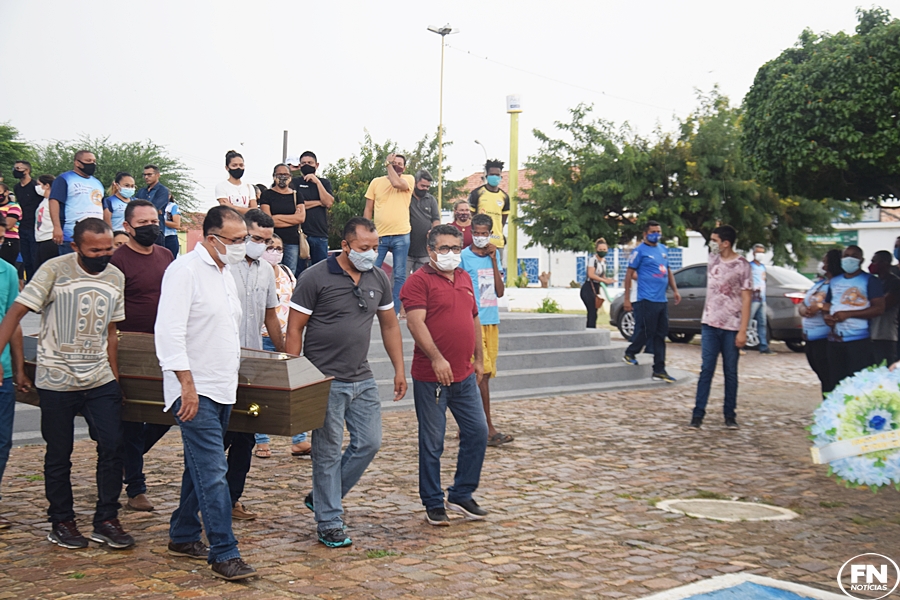 O editor Jacinto Teles, de camisa branca, no cortejo fúnebre de Francisco Teles Coutinho