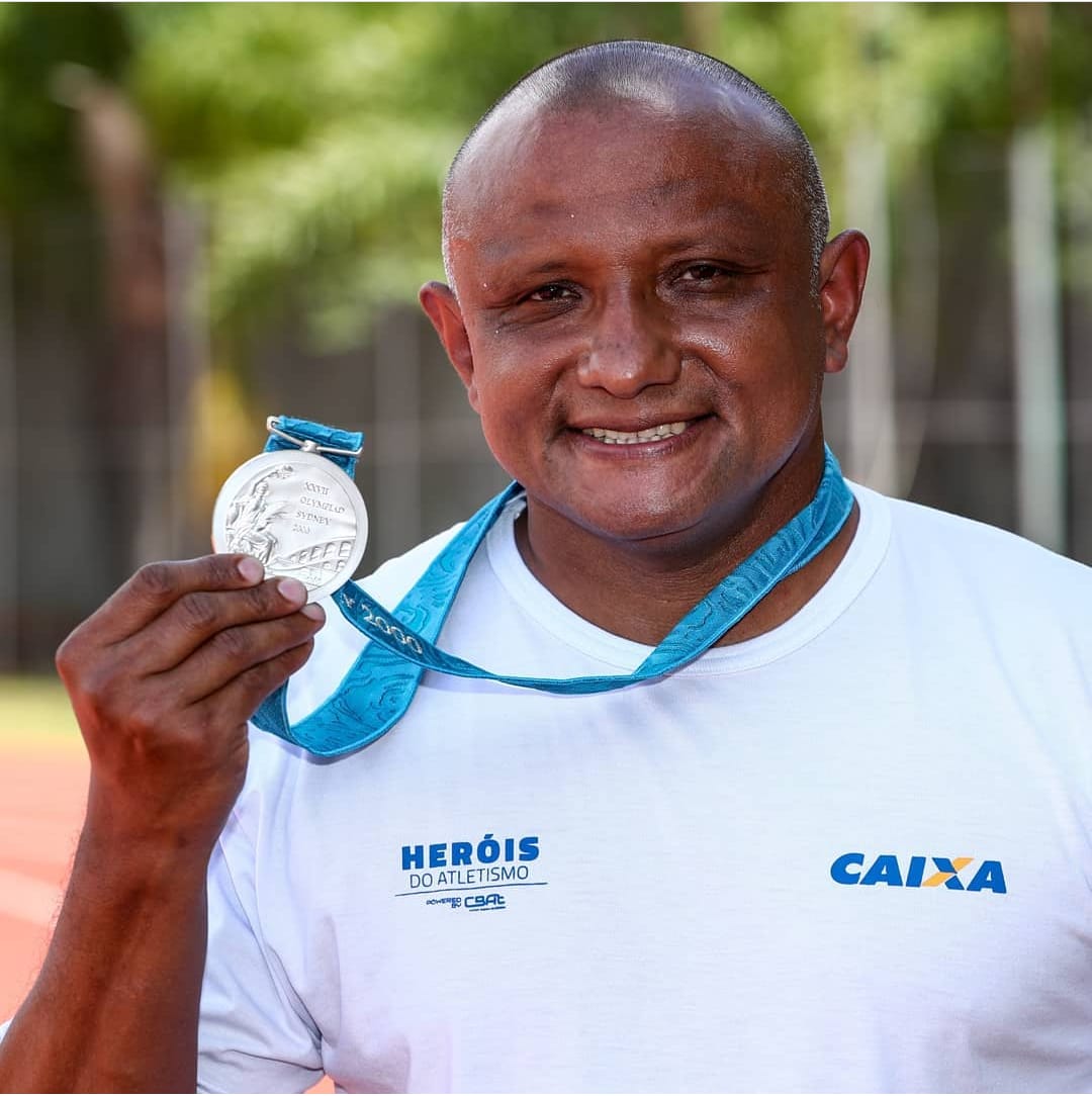 O ex-velocista piauiense Cláudio Roberto de Sousa exibe a medalha que recebeu 20 anos após conquistá-la