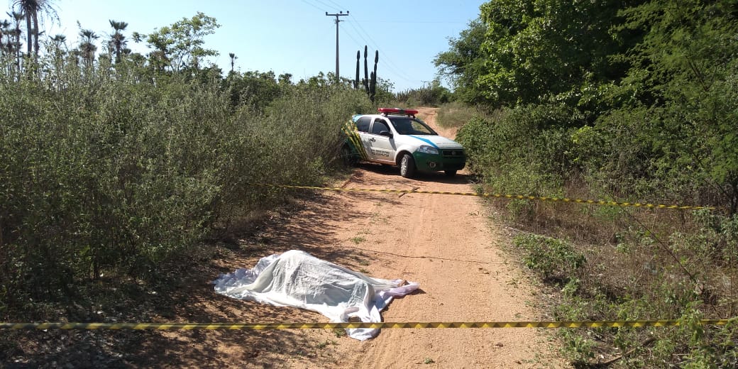 O local foi isolado e até a chegada da perícia