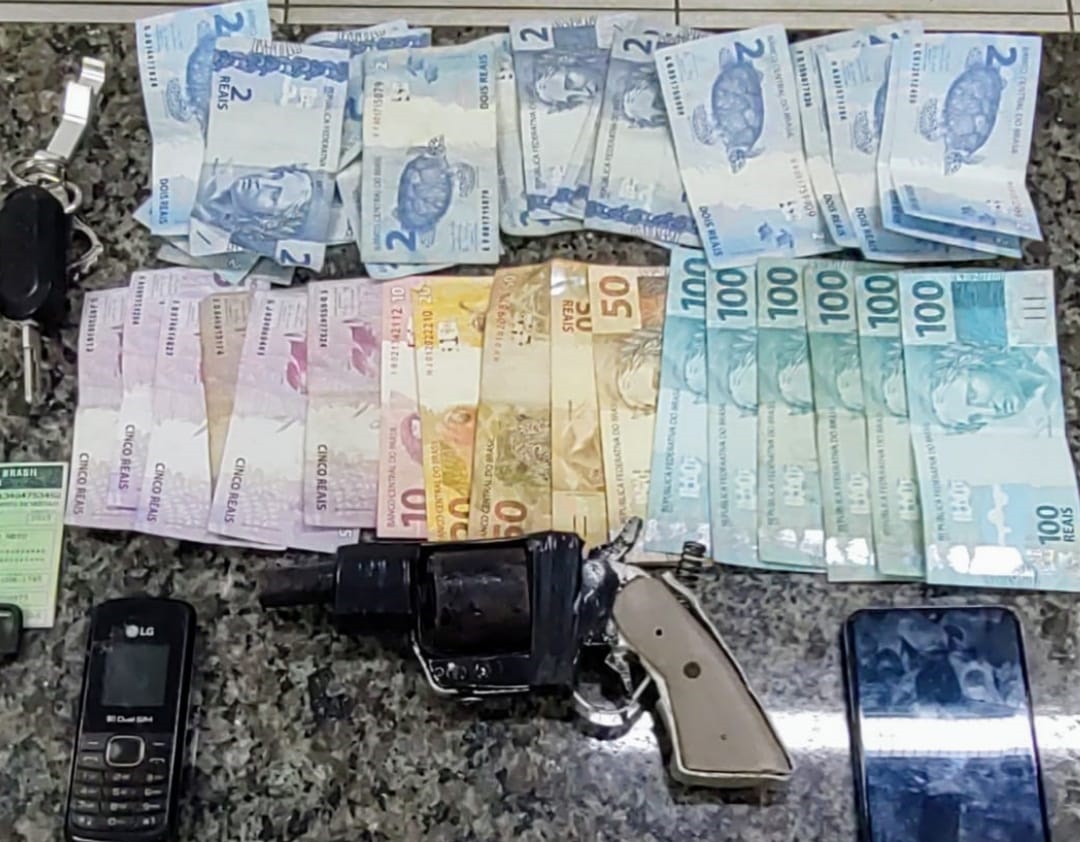Os policiais apreenderam dois celulares, simulacro de arma, além de uma quantia de R$ 848,00 em dinheiro trocado