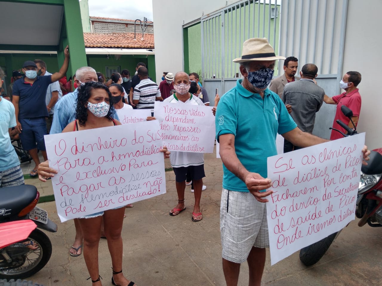 Pacientes que realizam sessões de hemodiálise através do SUS, protestam em frente a Secretaria de Saúde