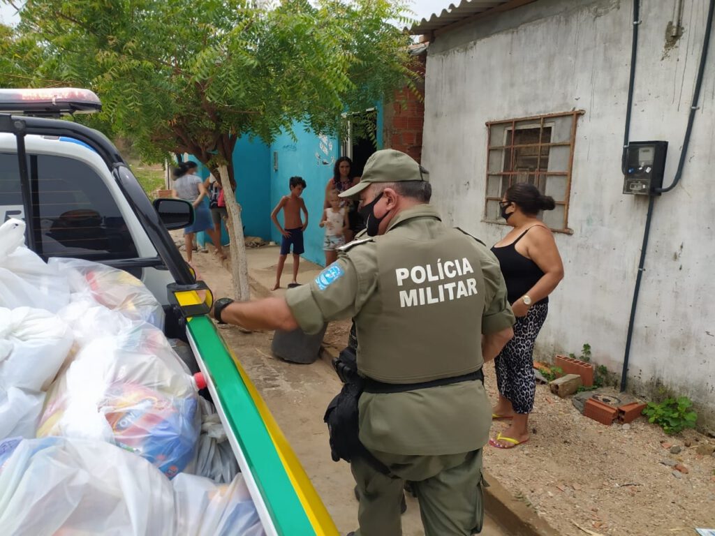 Polícia Militar faz entrega de cestas básicas