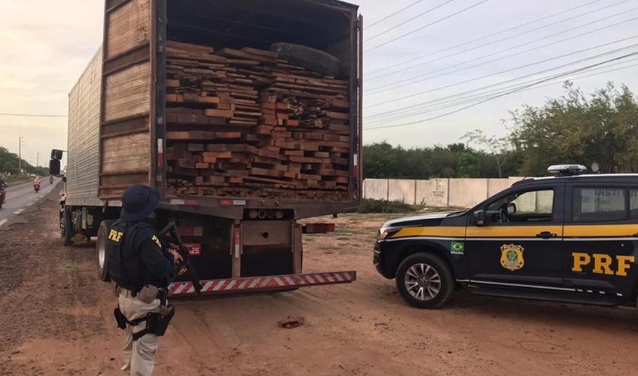 PRF apreende carregamento ilegal de madeira