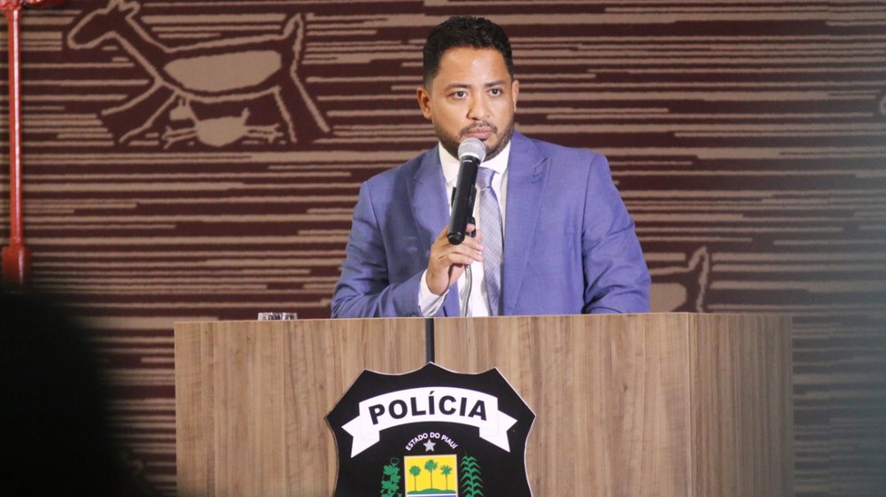 Secretário de Justiça do Piauí, Carlos Edilson, que comemora o aúncio do novo CFI da Polícia Penal (Foto: Thanandro Fabrício/JTNEWS)