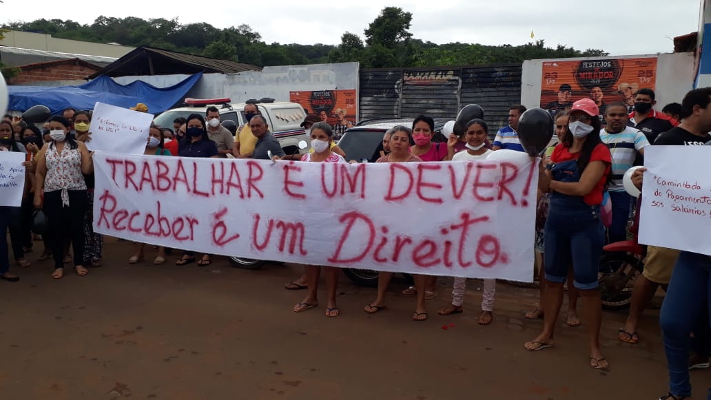 Servidores realizam protesto no Centro da cidade