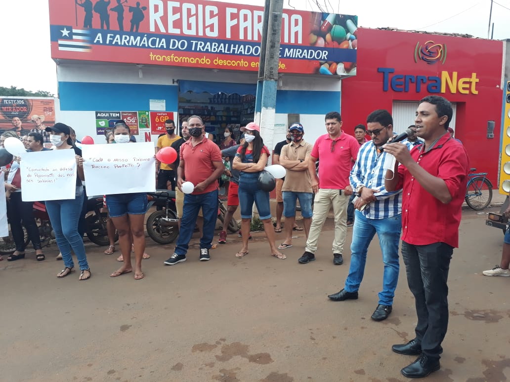 Servidores realizam protesto no Centro da cidade