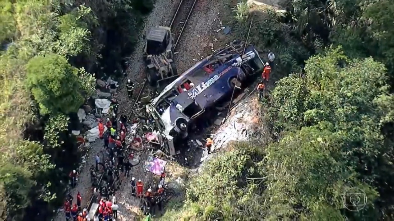 Um ônibus de viagem caiu de um viaduto conhecido como "Ponte Torta", na BR-381