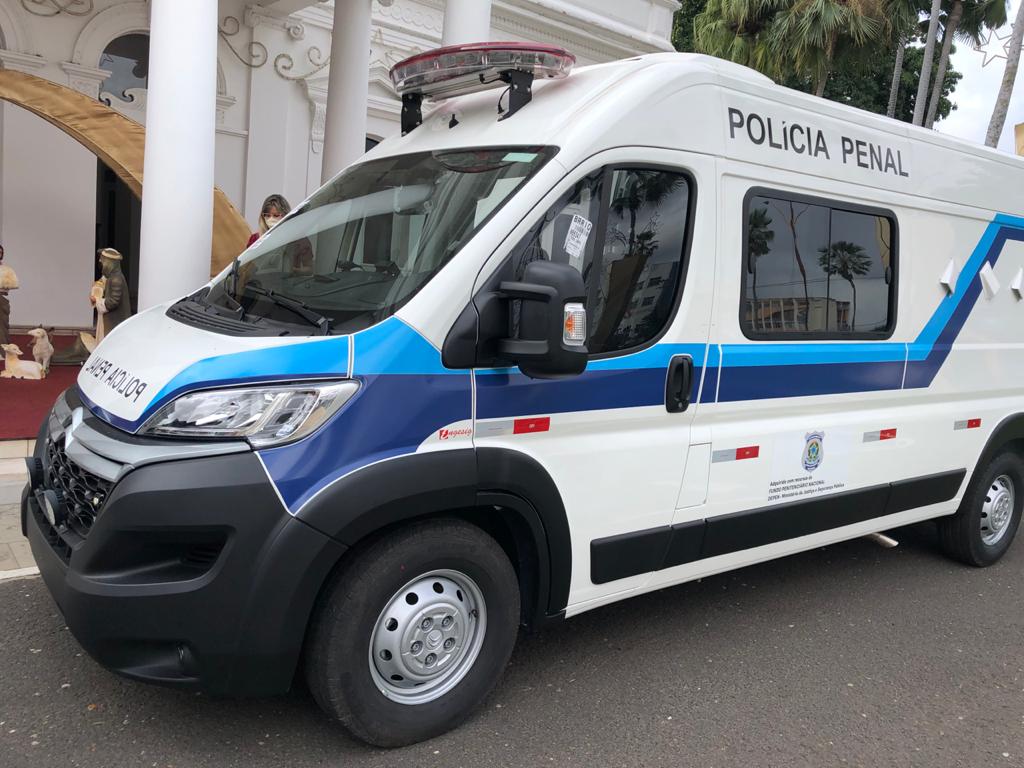 Uma das vans doadas pelo Depen para o transporte de detentos no Piauí