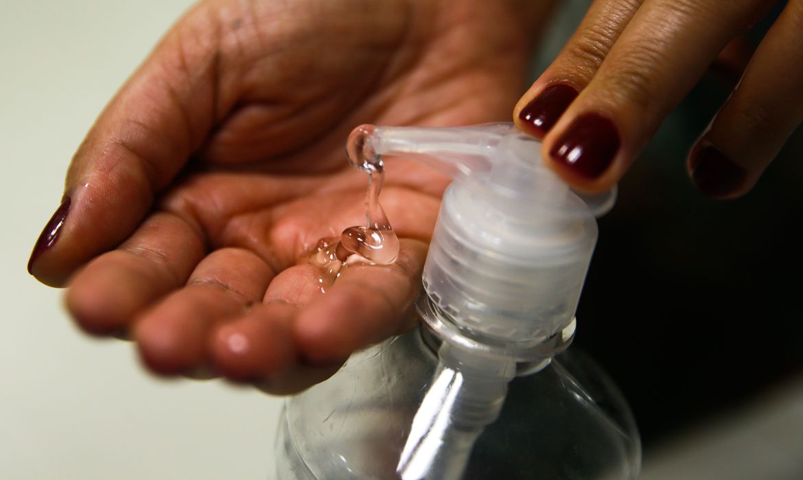 A higienização com álcool gel é equivalente e até superior à lavagem de mãos com sabão comum ou alguns tipos de antissépticos