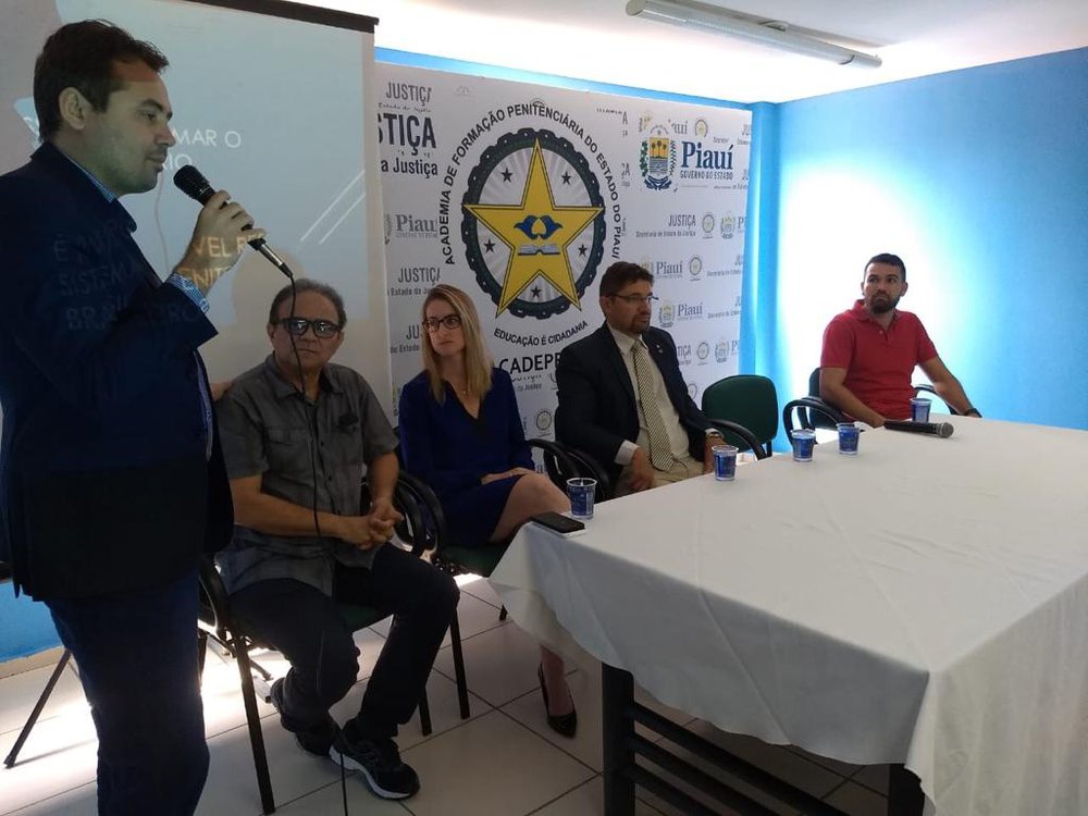 Diretor de Inteligência da Sejus, Charles Pessoa fala aos participantes do evento na Acadepen/PI (Foto: Estefan Coelho/JTNews) Diretor de Inteligência da Sejus, Charles Pessoa fala aos participantes do evento na Acadepen/PI (Foto: Estefan Coelho/JTNews)