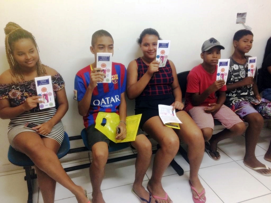 Adolescentes durante ação de prevenção na UBS Santa Maria da Codipi