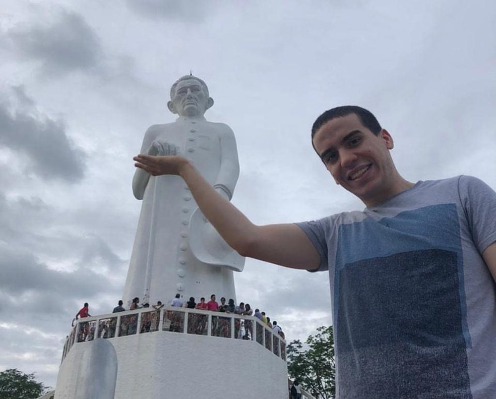 Após a aprovação José Ulisses manteve a tradição da família e foi visitar Pade Ciço "o anjo do Sertão" (Foto: Arquivo pessoal/José Ulisses) Após a aprovação José Ulisses manteve a tradição da família e foi visitar Pade Ciço "o anjo do Sertão" (Foto: Arquivo pessoal/José Ulisses)