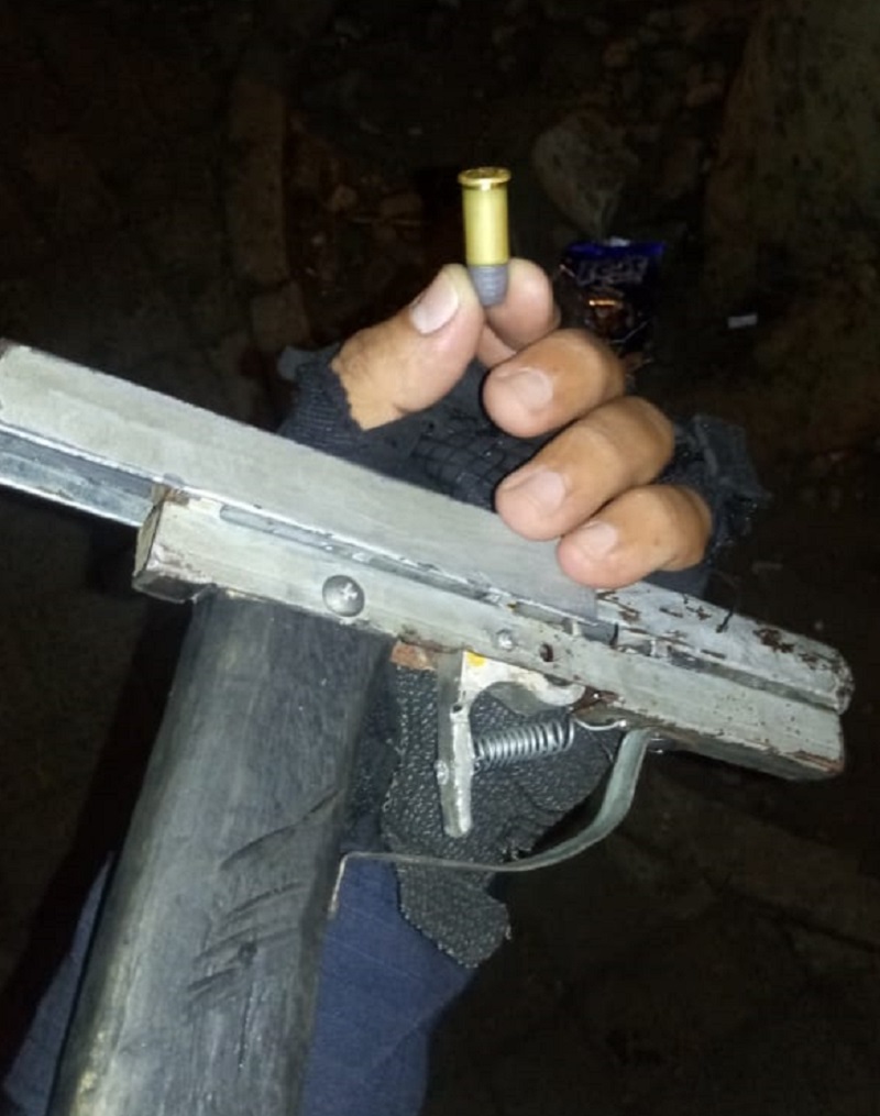 Arma encontrada com suspeitos na parada de ônibus,na Praça do Fripisa