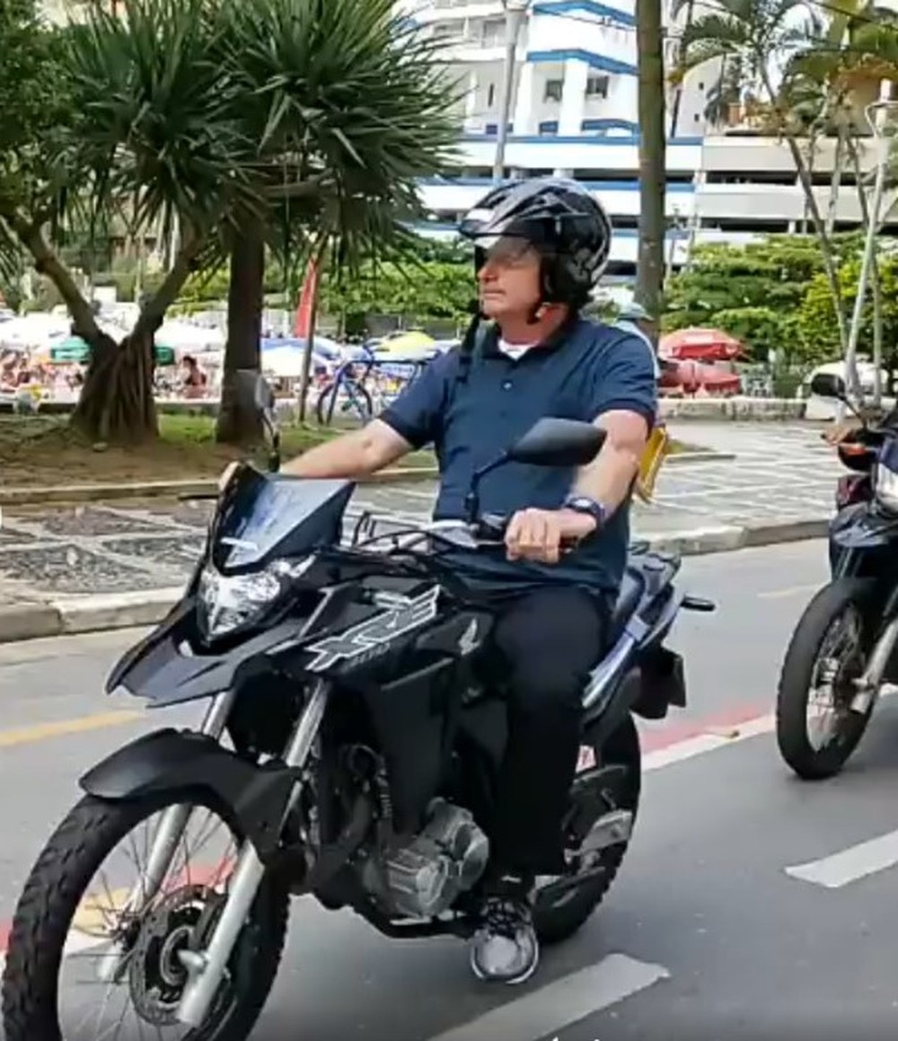 Bolsonaro é flagrando andando de moto sem afivelar capacete em Guarujá, SP