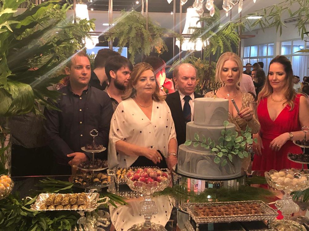Alencar se posiciona com a família para receber os 'parabéns' (Foto: Jacinto Teles/JTNews) Alencar se posiciona com a família para receber os 'parabéns' (Foto: Jacinto Teles/JTNews)