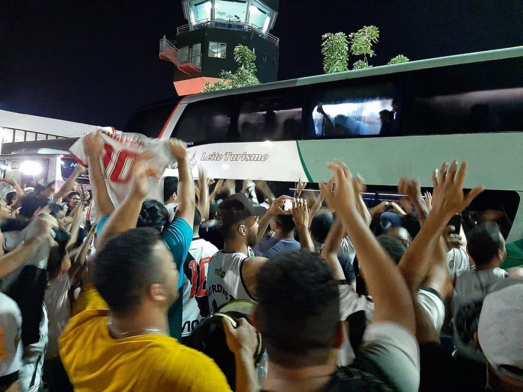 Delegação do Vasco é recebida com festa em Teresina.