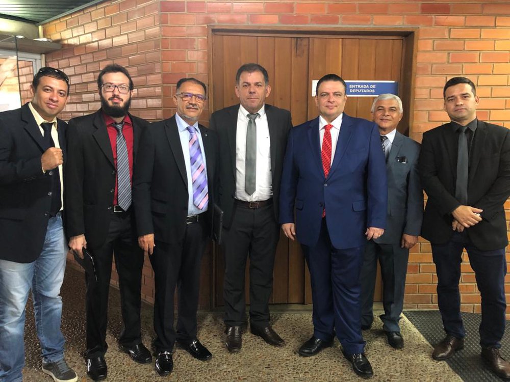 Deputados Carlos Augusto e Gessivaldo Isaias com diretores da Associação dos Policiais Penais do Piauí (Foto: JTNews) Deputados Carlos Augusto e Gessivaldo Isaias com diretores da Associação dos Policiais Penais do Piauí (Foto: JTNews)