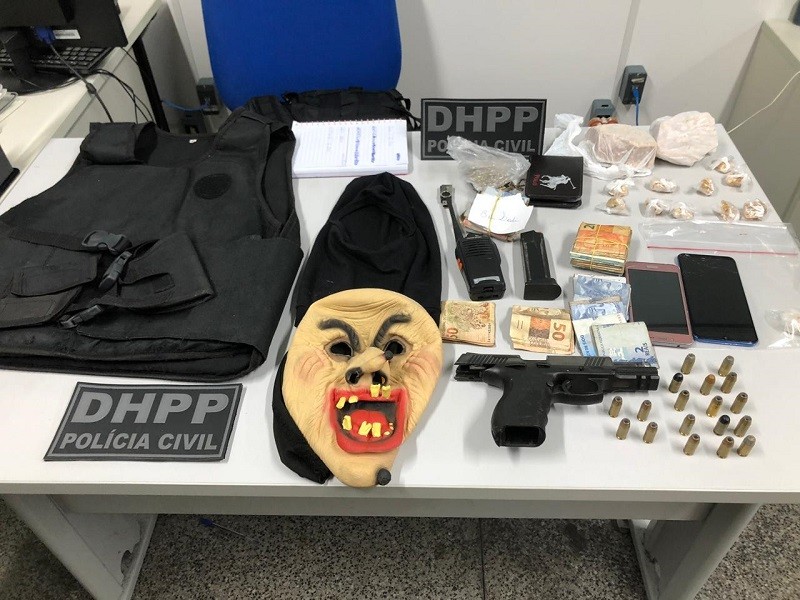 Em poder do investigado R.G.S foram encontrados, uma pistola calibre .40 (com numeração adulterada), 18 munições calibre .40, um colete balístico, um rádio de comunicação, uma máscara balaclava