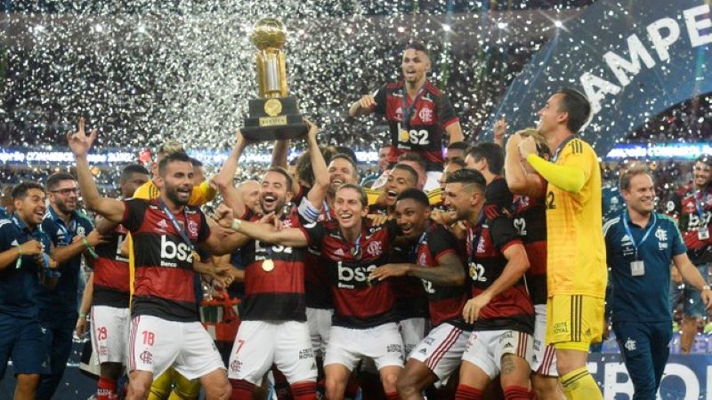 Flamengo ergue a taça da Recopa Sul-Americana