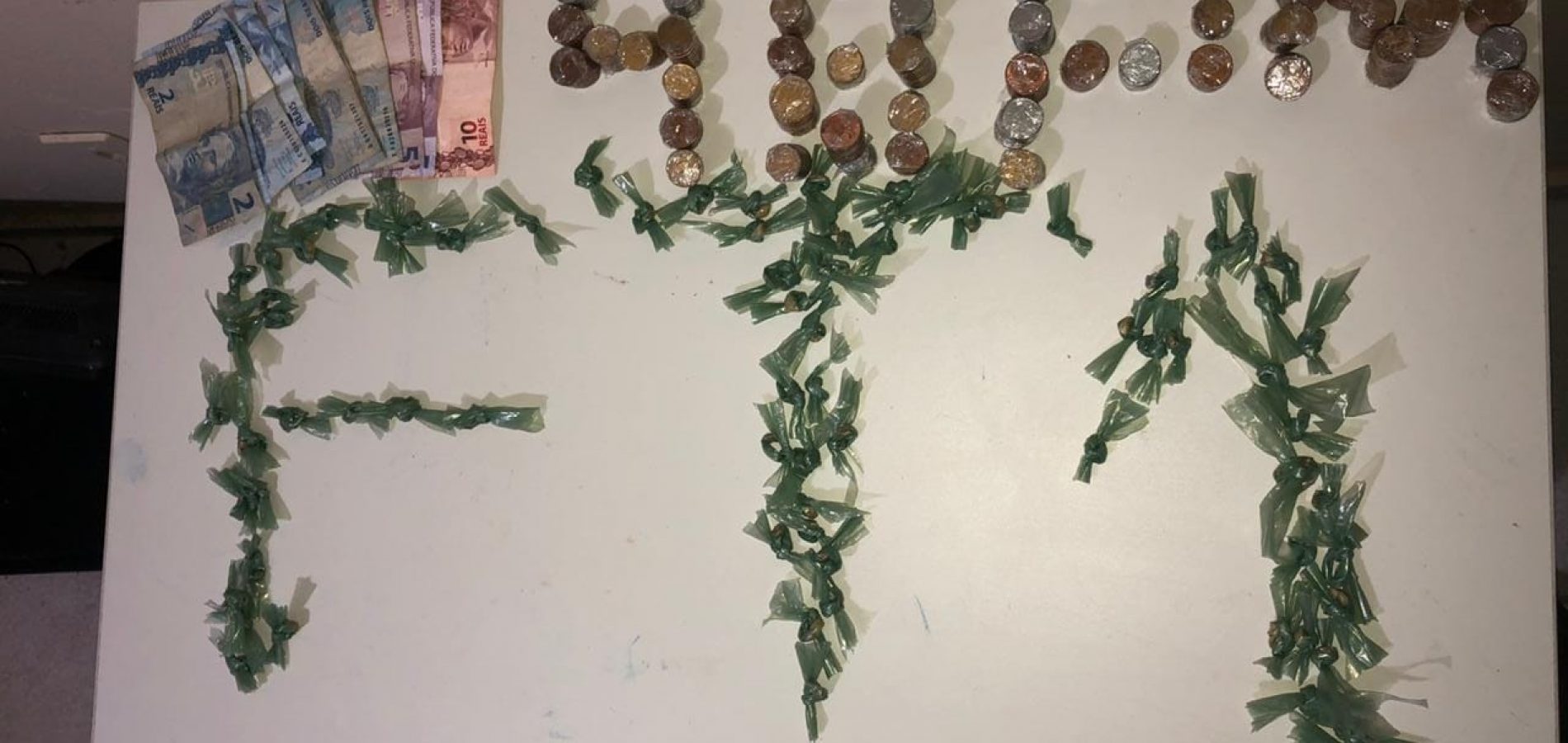 Foram encontrados 87 invólucros de crack no interior de uma residência utilizada para comercialização de drogas, ponto já conhecido pela polícia