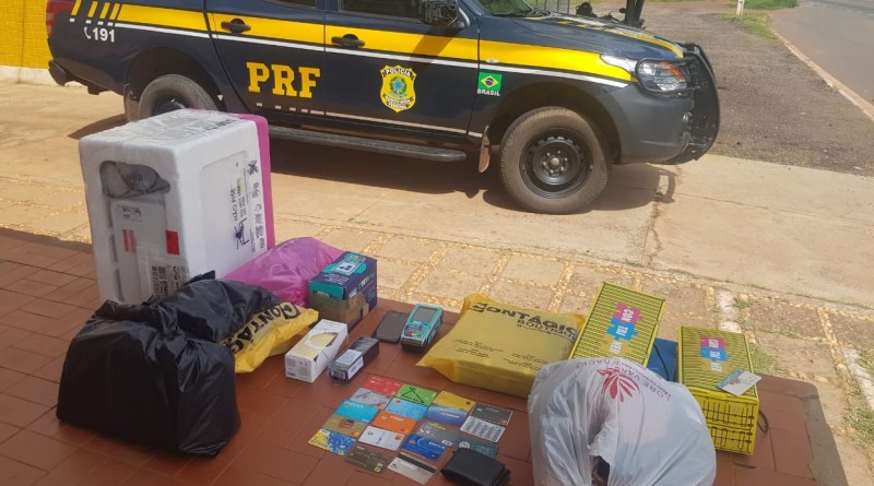 Foram encontrados em posse do casal, uma maquineta de cartão, 01 celular, 17 cartões bancários