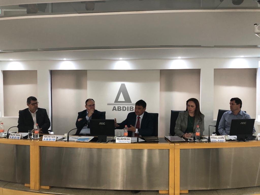 governador do Piauí juntamente com a superintendente de parcerias e concessões, Viviane Moura, apresentaram os estudos da PPP Rodovia Transcerrados para investidores