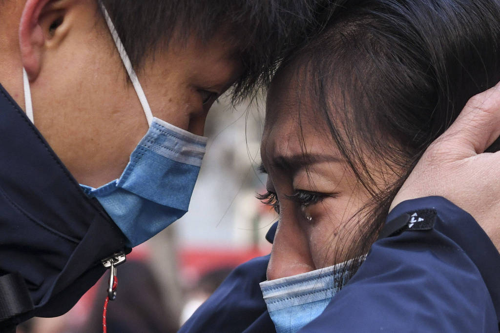 Membro de uma equipe médica que parte para Wuhan, província de Hubei, se despede de sua família na Universidade Médica de Xinjiang, em Urumqi , na região autônoma do grupo étnico Xinjiang Uygur...