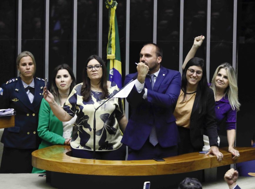 O deputado federal Eduardo Bolsonaro (PSL-SP) mandou uma "banana" a deputadas que defenderam jornalista atacada com fala sexista presidente Jair Bolsonaro