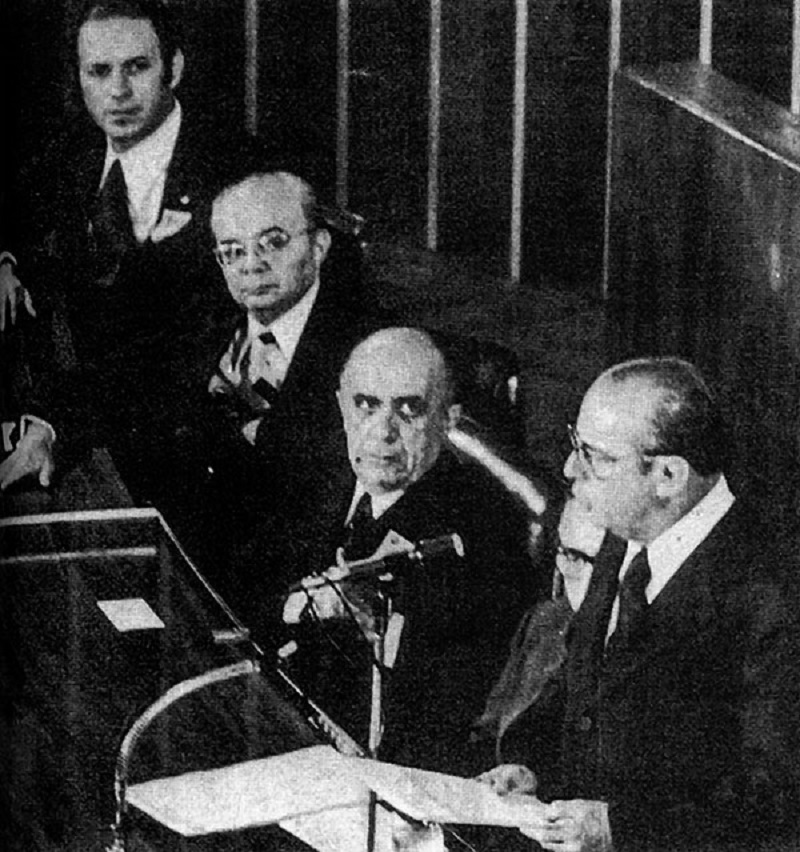 Observado por Petrônio (2º à esq.), Figueiredo fala no Congresso