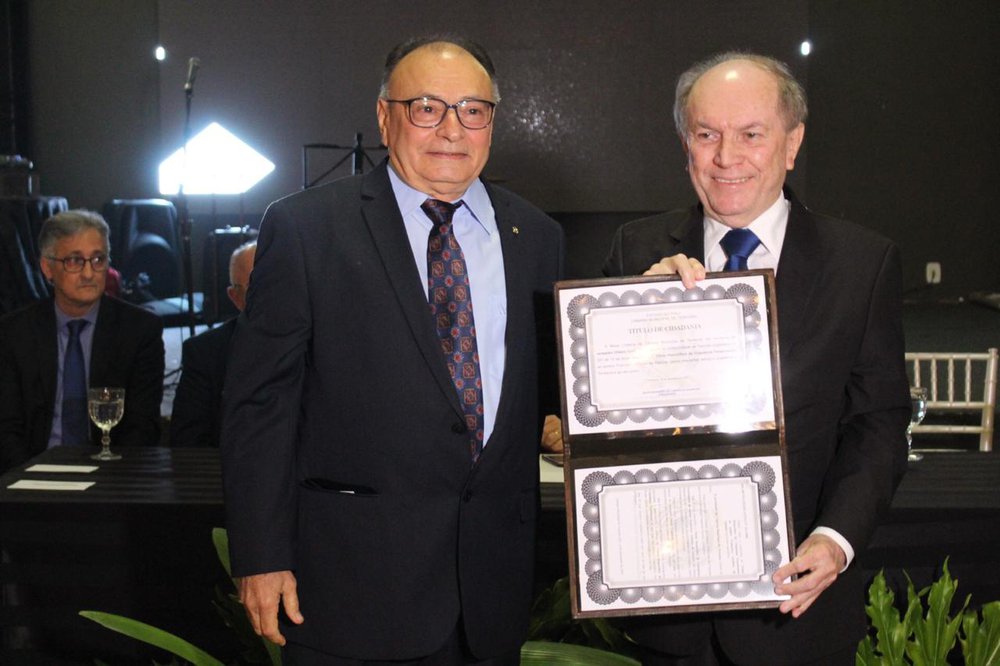 Olésio Coutinho, autor da honraria, entrega título de cidadania ao homenageado (Foto: divulgação) Olésio Coutinho, autor da honraria, entrega título de cidadania ao homenageado (Foto: divulgação)