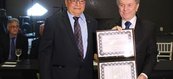 Olésio Coutinho, autor da honraria, entrega título de cidadania ao homenageado