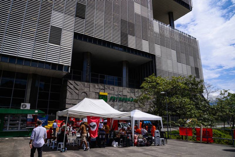 Paralisação em frente a edifício da Petrobras no Rio de Janeiro