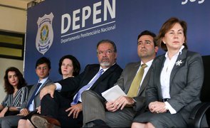 Penitenciária Federal de Brasília, inaugurada pelo governo Michel Temer (MDB), na foto, o então ministro Raul Jungmann e à época a PGR, Raquel Dodge