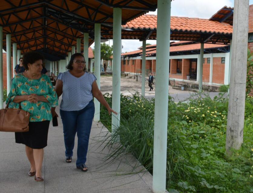 Regina Sousa é recebida pela diretora da Escola de Tempo Integral da Zona norte de Teresina