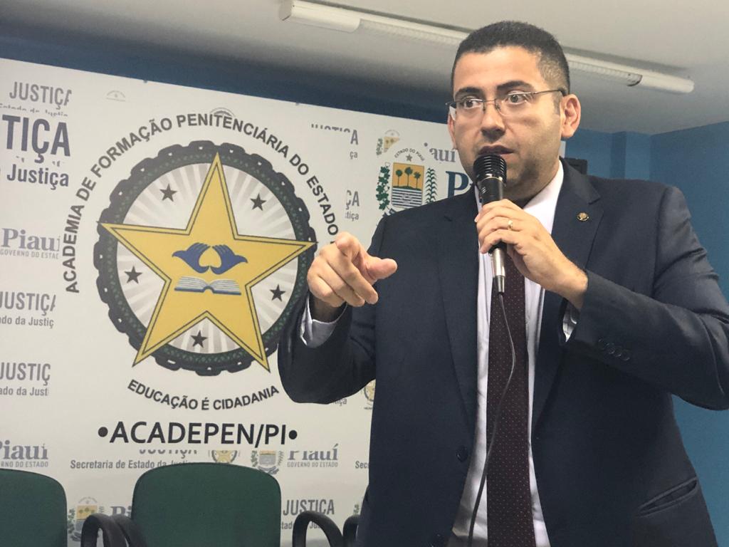 Sandro Abel profere palestra na ACADEPEN/PI