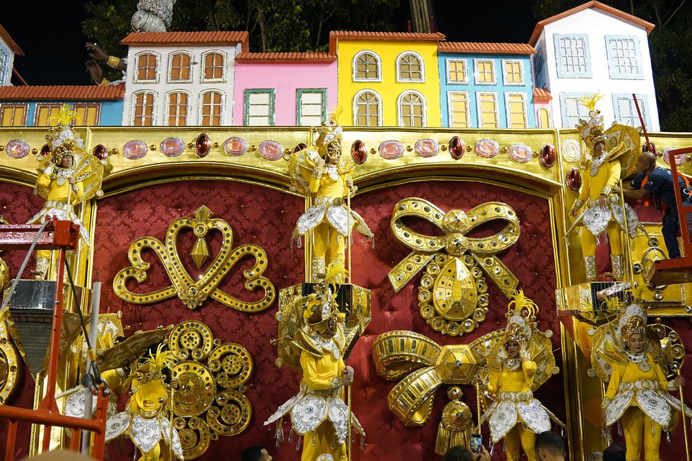 Segundo carro alegórico da Estácio de Sá fala de Diamantina, em Minas Gerais, celeiro de pedras preciosa (Foto: Marcos Serra Lima/G1) Segundo carro alegórico da Estácio de Sá fala de Diamantina, em Minas Gerais, celeiro de pedras preciosa (Foto: Marcos Serra Lima/G1)