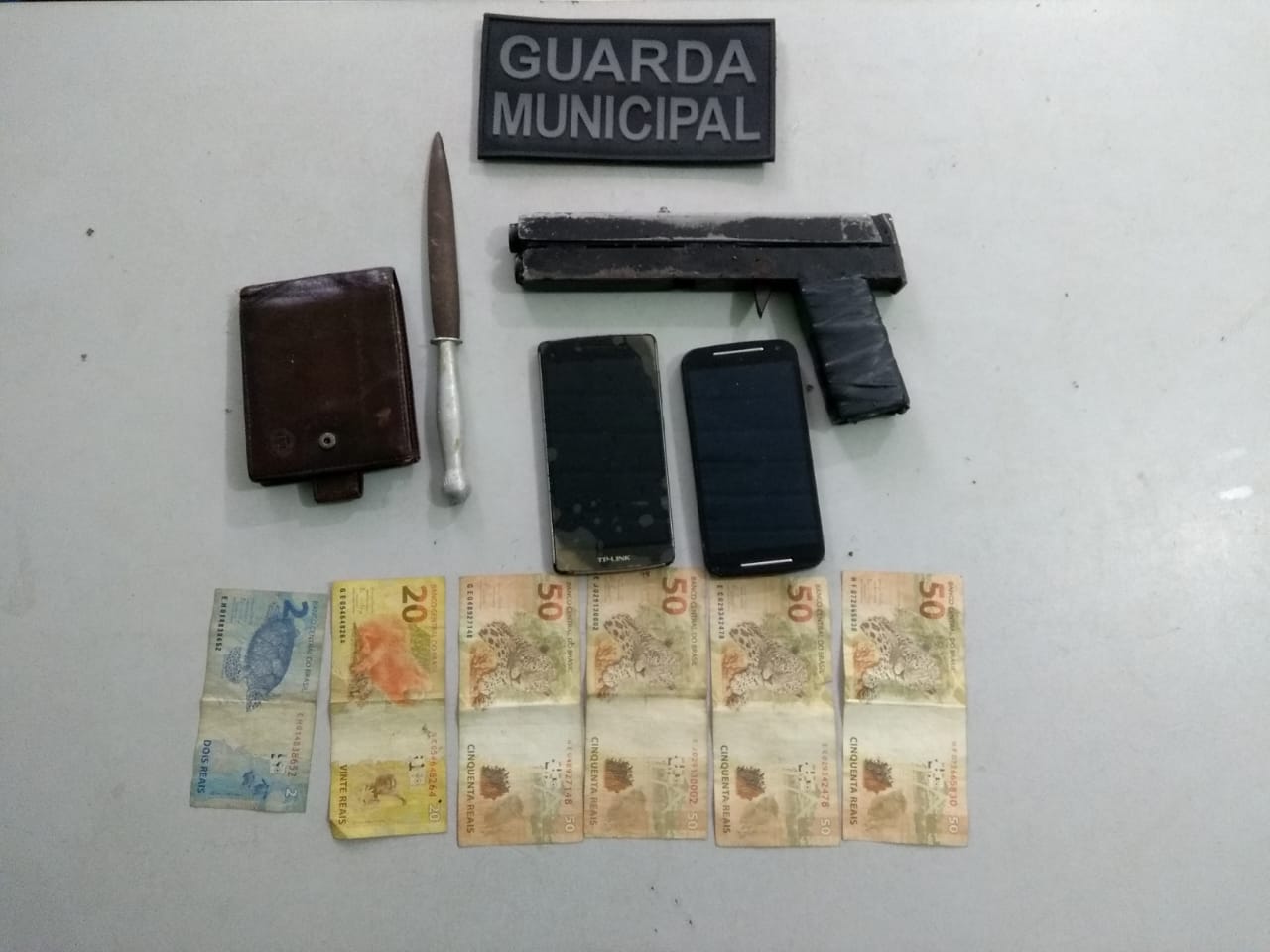 Suspeitos estavam em posse de celulares e arma de fogo