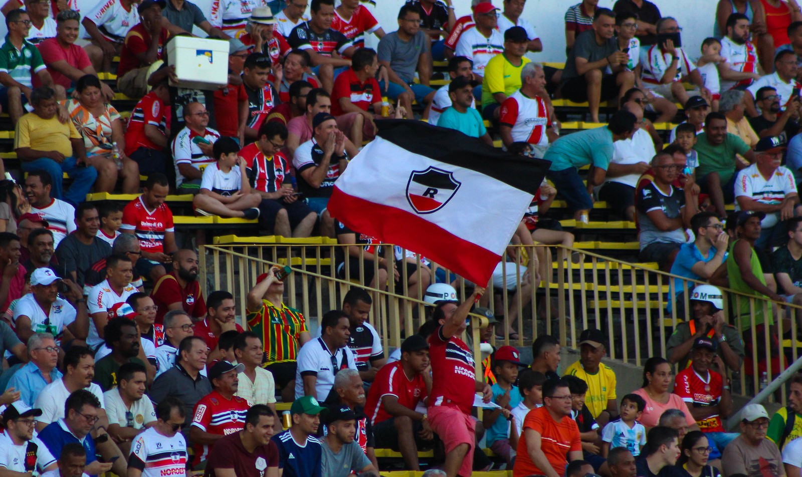 Torcida do River no estádio albertão