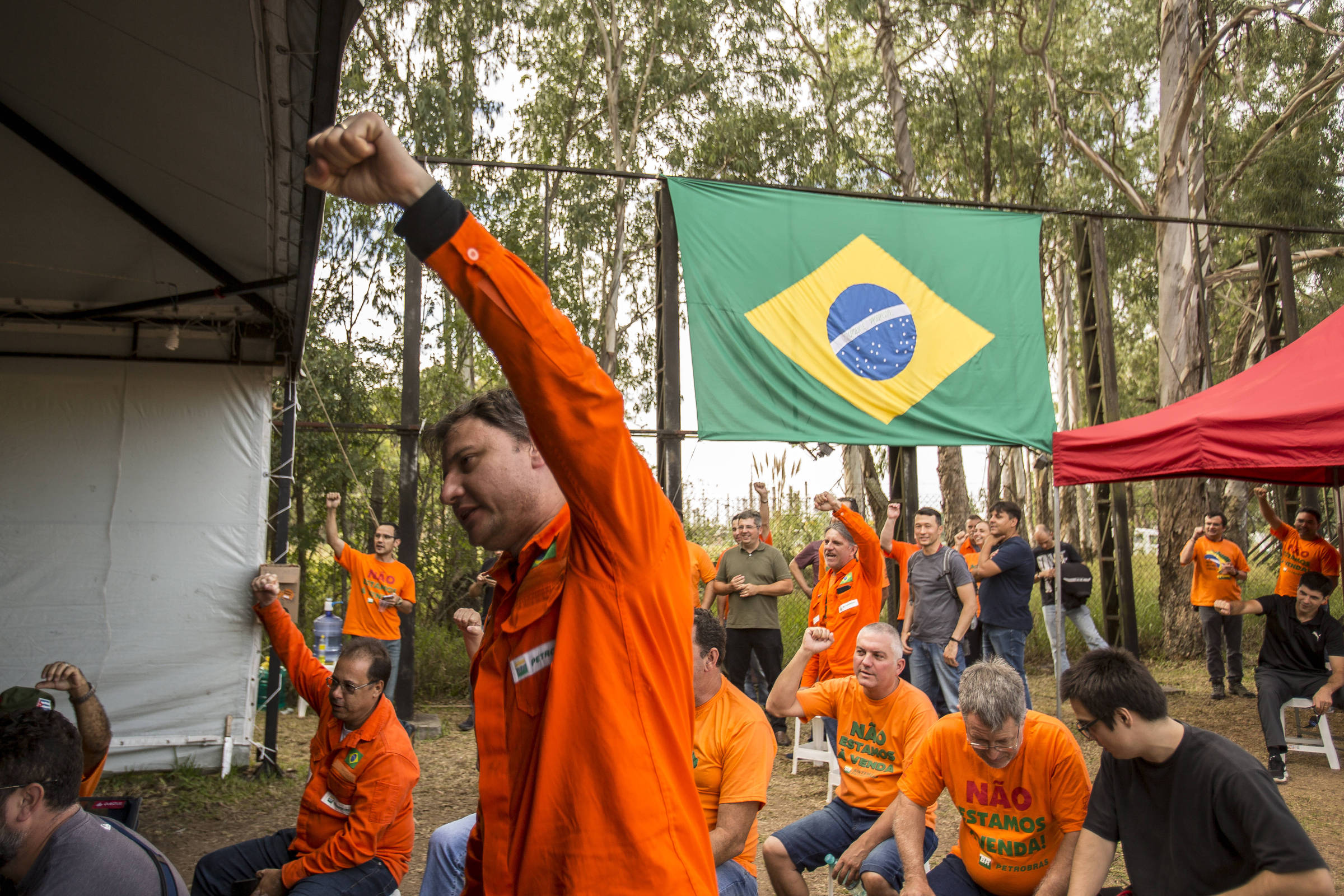 Trabalhadores protestam em frente a fábrica da Petrobras no Paraná que será fechada e que motivou a greve