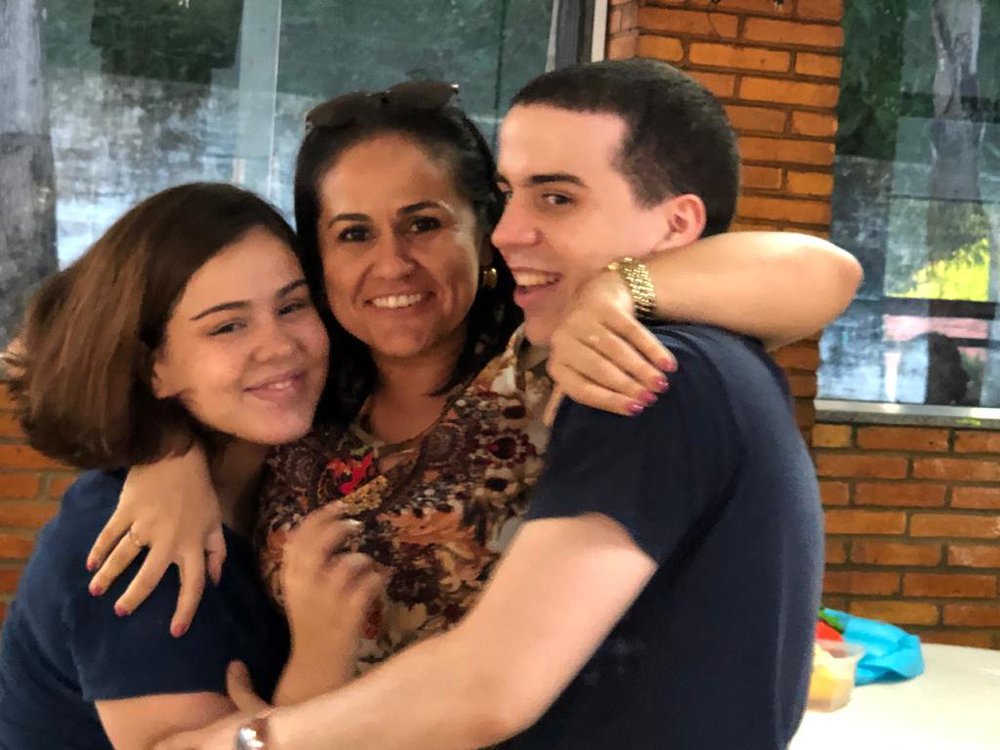 Ulisses recebe abraços especiais das belas Anna Ester e Mirnoely, respectivamente irmã e madrinha (Foto: JTNews) Ulisses recebe abraços especiais das belas Anna Ester e Mirnoely, respectivamente irmã e madrinha (Foto: JTNews)