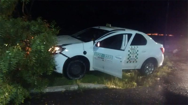 A árvore, localizada no canteiro central da avenida, foi arrancada pela raiz com o impacto, e a frente do carro ficou destruída