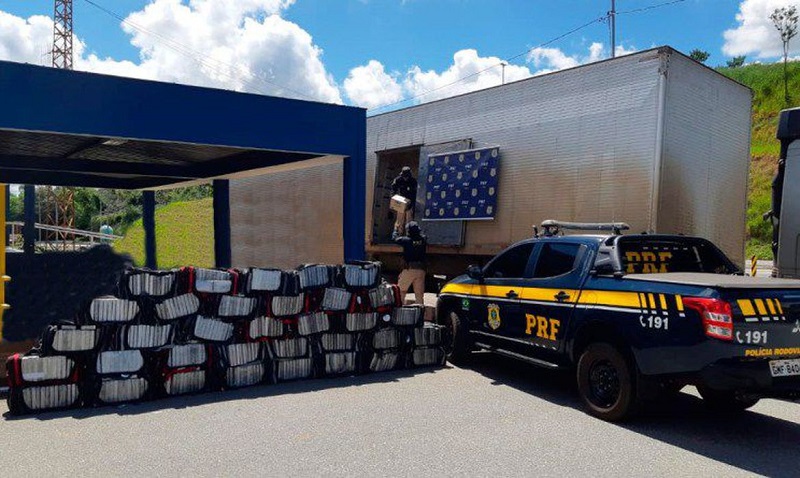 A cocaína foi apreendida e os dois motoristas detidos e encaminhados para a Polícia Federal em Belo Horizonte