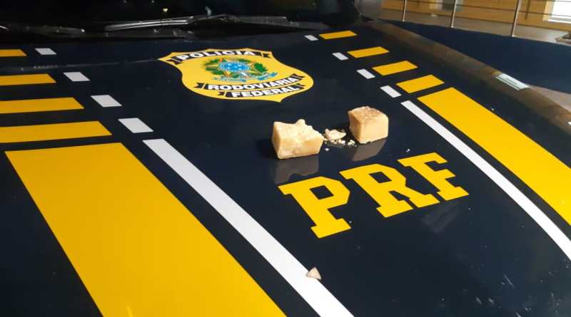 A droga foi encontrada empacotadas e prensadas em tabletes dentro de uma mala de propriedade do traficante