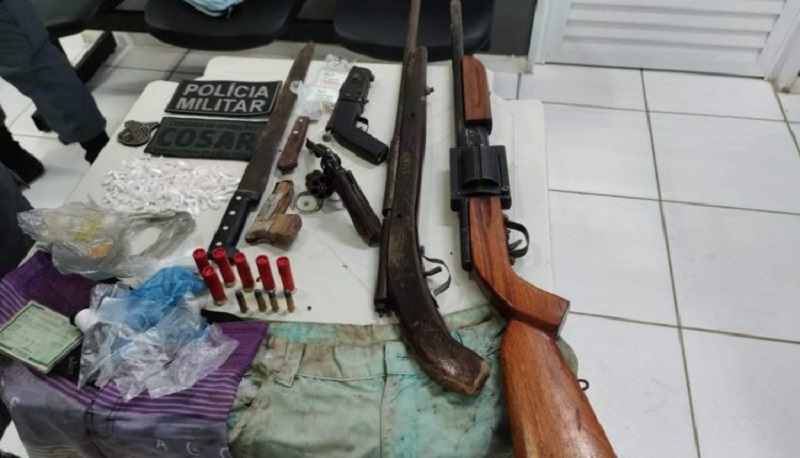 A Polícia Militar por meio do 15º BPM apreendeu cinco armas de fogo, uma grande quantidade de drogas e quatro suspeitos de assassinato no Interior do Estado