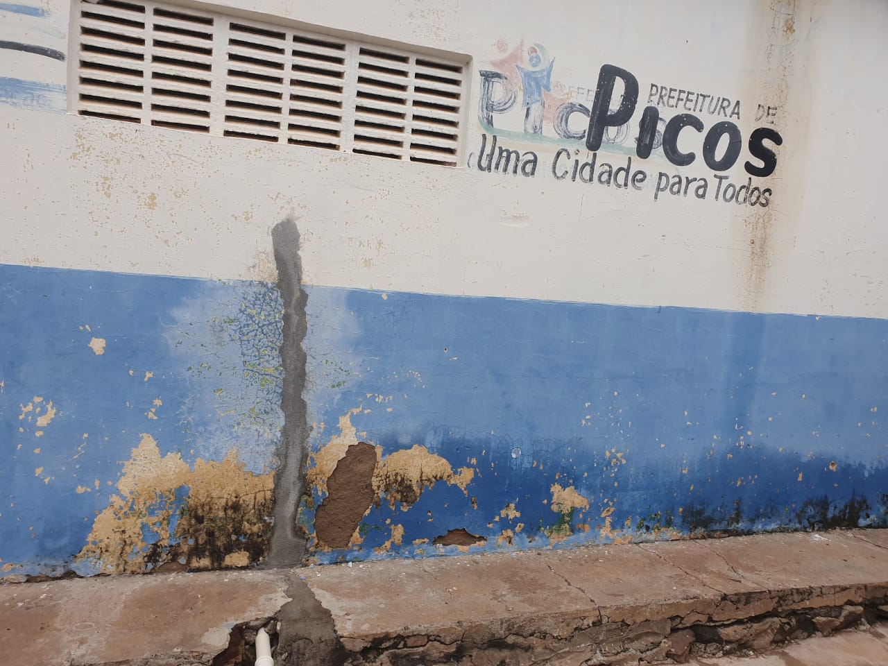 Algumas paredes internas que são feitas de gesso estão quase todas rachadas e que leva perigo aos professores que alunos