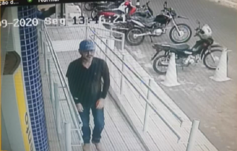 As imagens da câmera de segurança do banco mostram o assaltante esperando a chegada da vítima