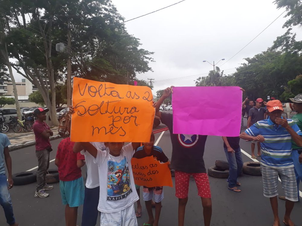 Carroceiros protestam em frente a Câmara Municipal de Teresina (Foto: Joélia Cantuária/JTNEWS) Carroceiros protestam em frente a Câmara Municipal de Teresina (Foto: Joélia Cantuária/JTNEWS)