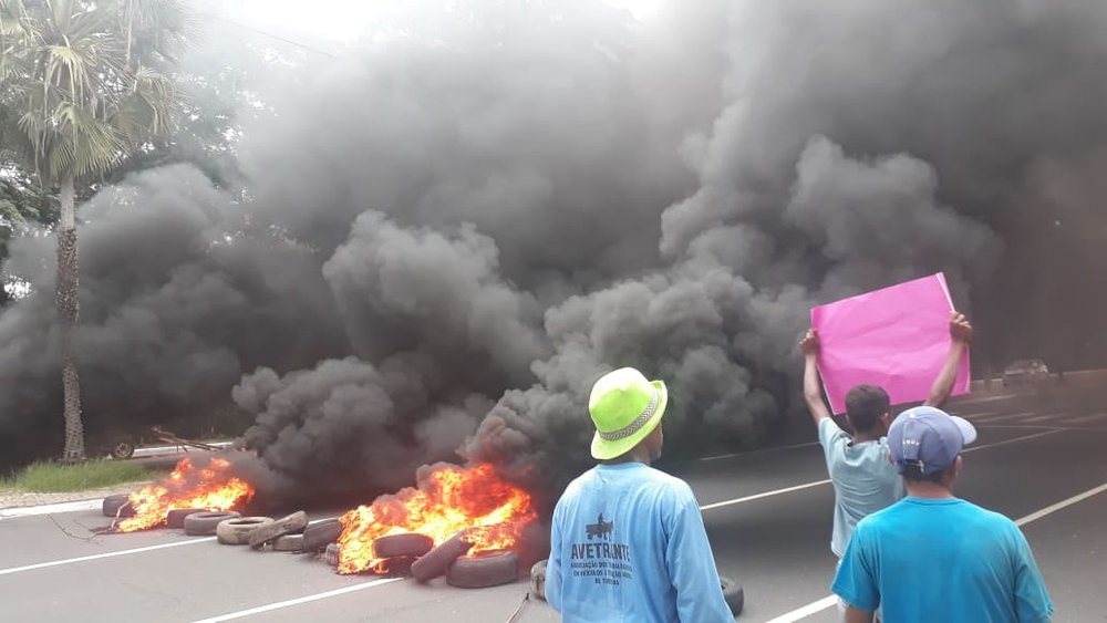 Carroceiros protestam em frente a Câmara Municipal de Teresina (Foto: Joélia Cantuária/JTNEWS) Carroceiros protestam em frente a Câmara Municipal de Teresina (Foto: Joélia Cantuária/JTNEWS)