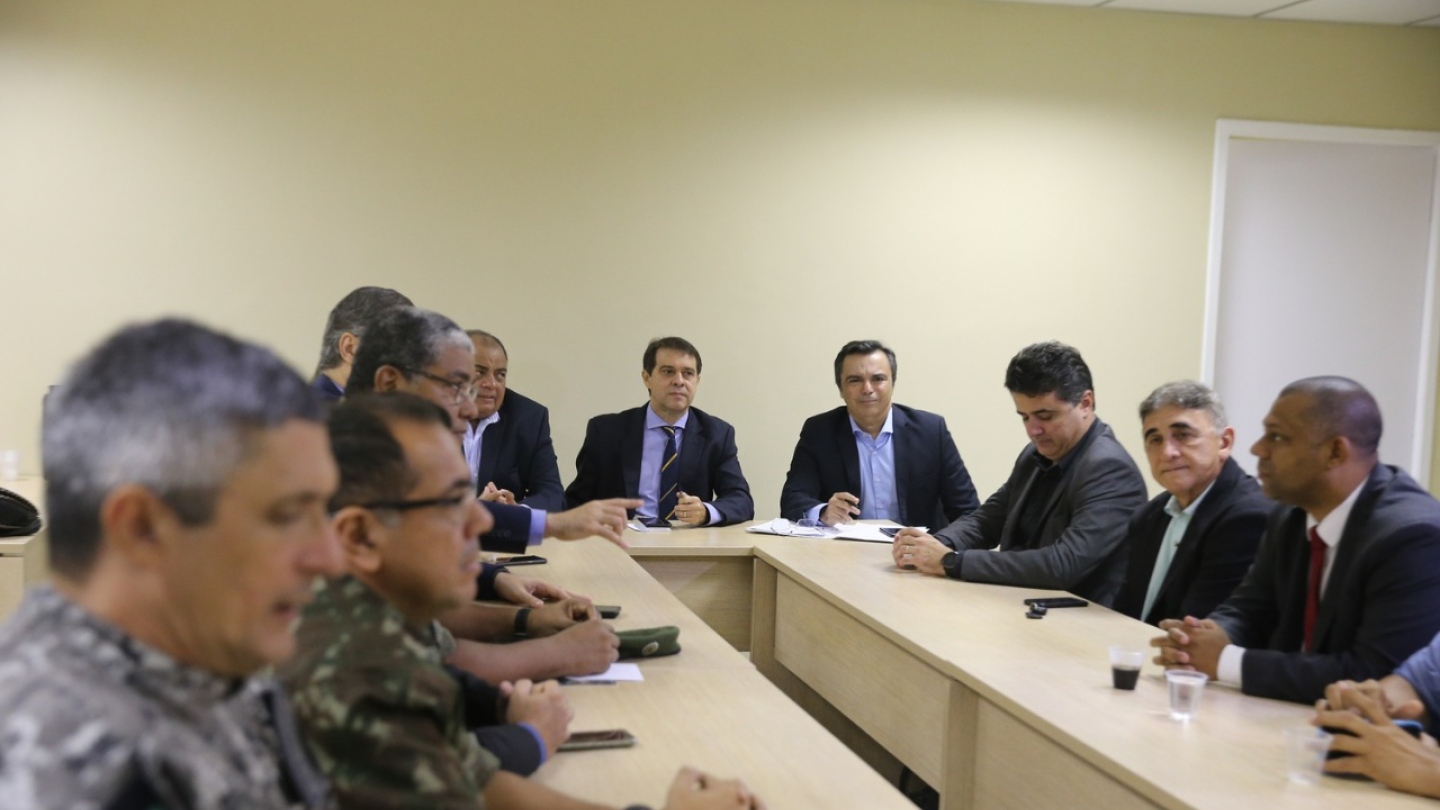 Comissão especial que definiu a nova proposta para apresentar aos PMs amotinados na tentativa de conter a crise